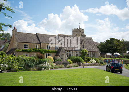 Chalets sur village green, Ducklington, Oxfordshire, Angleterre, Royaume-Uni Banque D'Images