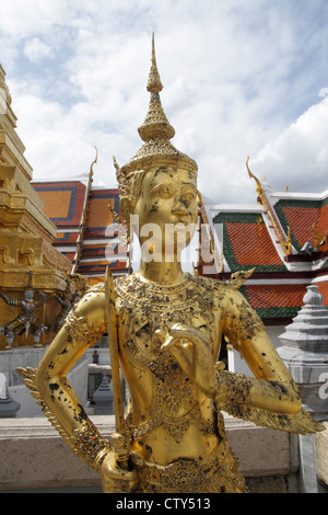 Une statue kinnaree (mi-homme mi-oiseau mythique créature) au Grand Palace Temple à Bangkok Banque D'Images