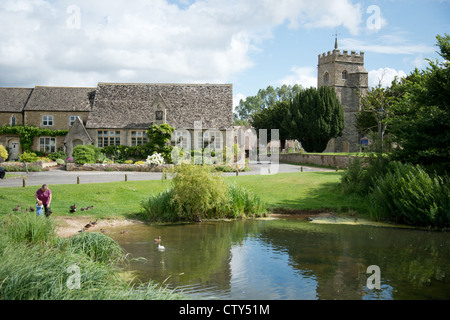 Village Green et étang, Ducklington, Oxfordshire, Angleterre, Royaume-Uni Banque D'Images