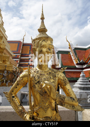 Une statue kinnaree (mi-homme mi-oiseau mythique créature) au Grand Palace Temple à Bangkok Banque D'Images