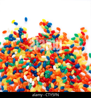 Bonbons colorés sur fond blanc Banque D'Images
