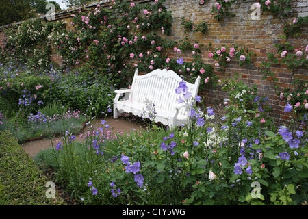 Le cadre paisible d'un jardin clos en Angleterre Banque D'Images