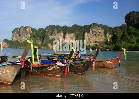 Bateaux Longtail à Railay beach, Krabi, Thaïlande Banque D'Images