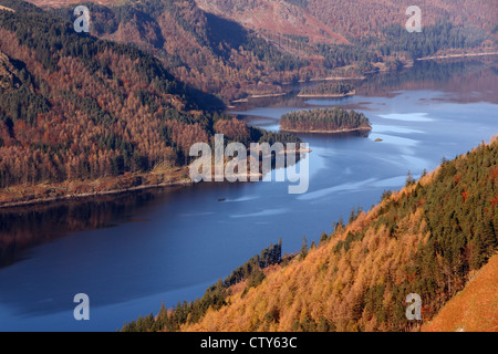 Vue aérienne de Thirlmere lac/réservoir et les forêts de plantation de conifères, Lake District, Cumbria, England, UK Banque D'Images