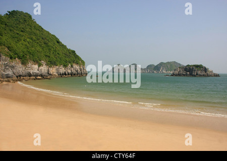 Belle plage vide, ile de Cat Ba, La Baie d'Halong, Vietnam Banque D'Images