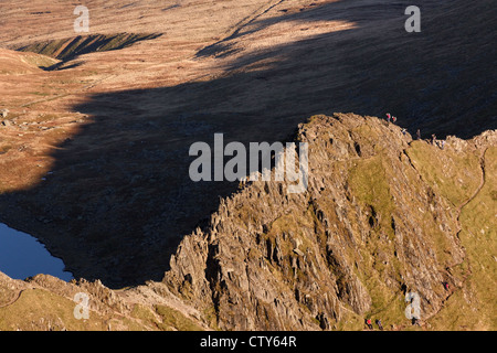 Hill promeneurs marchant sur Edge, Helvellyn, Lake District, Cumbria, England, UK Banque D'Images