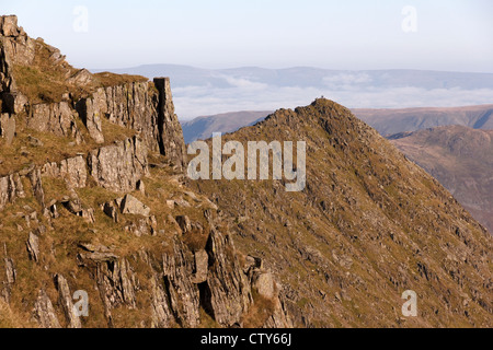 Hill promeneurs marchant sur Edge, Helvellyn, Lake District, Cumbria, England, UK Banque D'Images