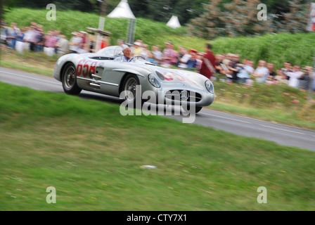 Stirling Moss en 1955 Mercedes-Benz 300 SLR de Classic Days 2012, Schloss Dyck Allemagne Banque D'Images