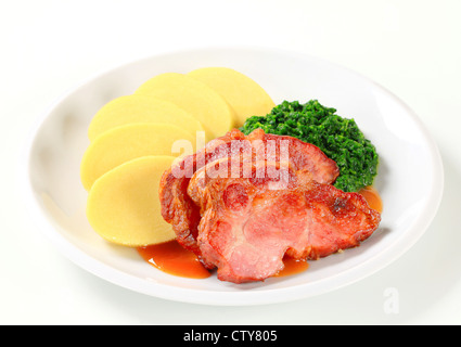 Cou de porc fumé rôti Pan avec boulettes de pommes de terre et épinards Banque D'Images