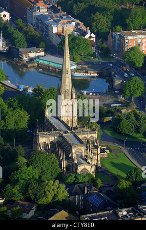 Vue aérienne de St Mary Redcliffe paroissiale anglicane situé dans le quartier de Redcliffe de la ville portuaire de Bristol. Banque D'Images