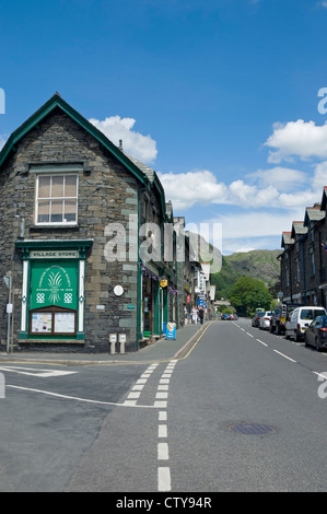 Magasins magasins dans le village de Coniston en été Cumbria Angleterre Royaume-Uni Grande-Bretagne Grande-Bretagne Banque D'Images