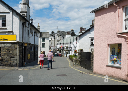 Les visiteurs les touristes marchant autour du village de Hawkshead en été Cumbria Angleterre Royaume-Uni GB Grande-Bretagne Banque D'Images