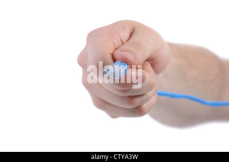 Une main tenant le câble réseau Branchez l'accent sur connecteur isolé sur fond blanc Banque D'Images