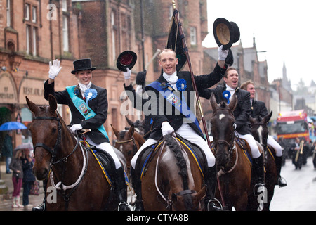 2012 Guid Nychburris Dumfries riders Cornet et cornets Lass à venir Buccleuch Street Banque D'Images