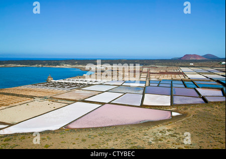 Les étangs d'évaporation de sel sur Lanzarote, îles Canaries, Espagne Banque D'Images