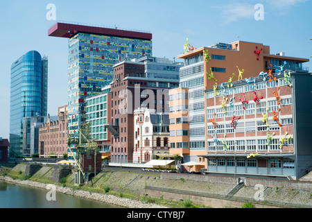 À l'architecture moderne ou Medienhafen Media Harbour property development à Dusseldorf ALLEMAGNE Banque D'Images