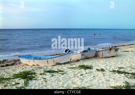 Des barques vides avec appui sur une plage de sable, à Progreso, Yucatan, Mexique Banque D'Images