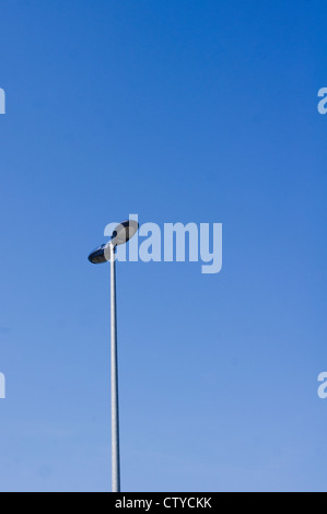 Un réverbère avec ciel bleu d'artifices Banque D'Images