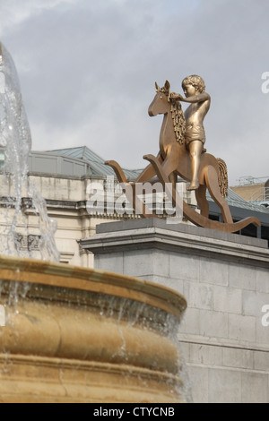 Garçon sur cheval à bascule sur le quatrième socle à Trafalgar Square Banque D'Images