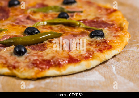 Pizza sur planche de bois Banque D'Images