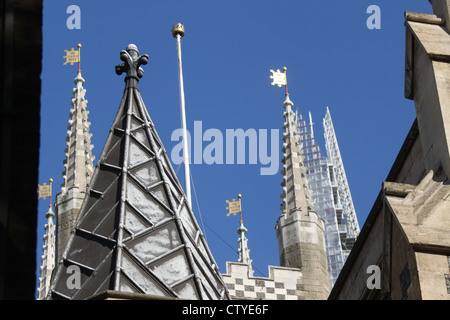 Tours de la cathédrale de Southwark avec Shard en arrière-plan Banque D'Images