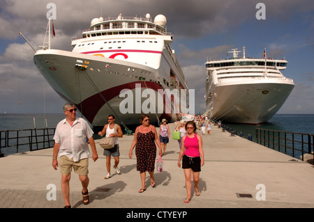 Passagers débarqués à partir de navires de croisière Ocean Village et Adonia à St Georges Grenada Banque D'Images