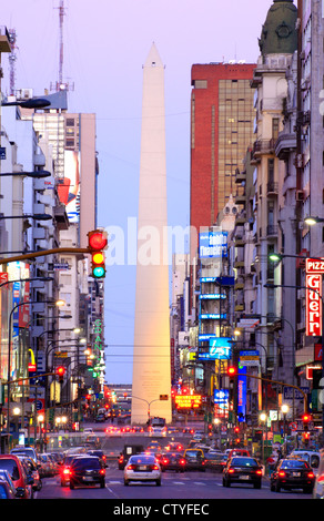 Vue de loin de l'Avenue Corrientes, à l'Obélisque Monument et de voitures, la nuit, avec des feux du véhicule sous forme de lignes. Buenos Aires, Argentine Banque D'Images