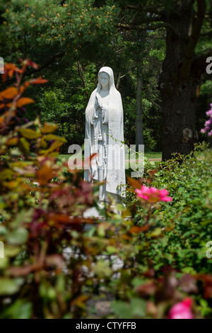 Jardin des Roses avec Sainte Mère statue. Banque D'Images