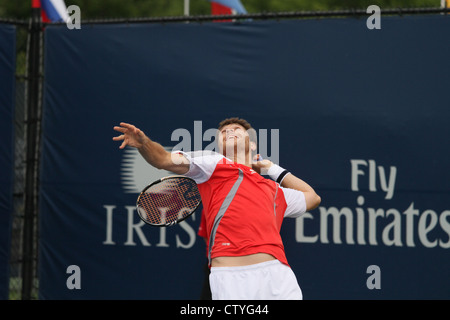 Joueur de tennis masculin servant Banque D'Images