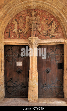 Vieille porte en mosaïque et portail de l'église Saint Michel / église Saint-Michel de Lavardens, Aquitaine, Pyrénées, France Banque D'Images