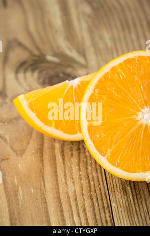 Oranges hachées sur fond de bois Banque D'Images