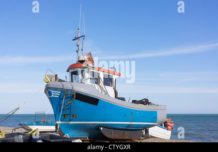 Bateaux de pêche actives et opérationnelles ont été tiré sur la plage de Stoney. Image prise de Hythe près de Folkestone, Kent, UK Banque D'Images