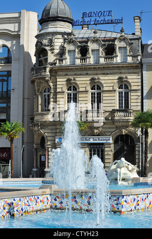 Fontaine à la place la Place Clemenceau à Pau, Pyrénées, France Banque D'Images