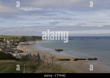 Vue d'Arromanches, Normandie, France avec le reste de la D-Day port Mulberry Banque D'Images