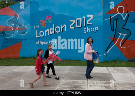 Les jeunes filles jouissent de leur dernier achat de mousse mains comme ils sortir de la boutique de produits dérivés officiels London 2012 - heures avant qu'une autre médaille d'or de succès, cette fois par l'équipe Go triathlète Alistair Brownlee dans l'épreuve du triathlon au cours de l'Jeux olympiques de 2012 à Londres. L'événement en milieu de semaine a attiré des foules immenses en surprenant le public le plus important capital (parc royal) pour un événement, pas l'habitude d'attirer les familles avec enfants qui ont tous apprécié le beau temps et températures. facile (Plus le sous-titrage dans Description) .. Banque D'Images