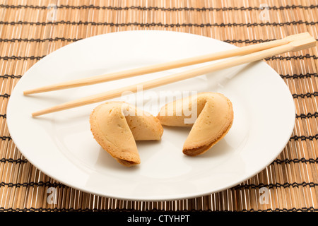 Fortune cookies chinois servi sur une plaque avec des baguettes - studio shot Banque D'Images