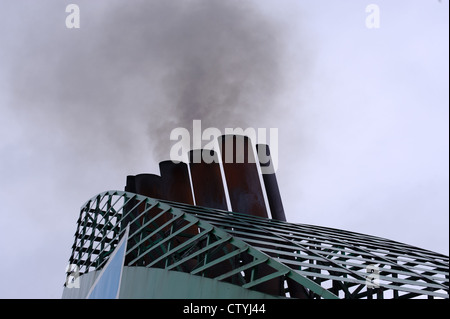 Fumée noire à partir de la cheminée d'un ferry Banque D'Images