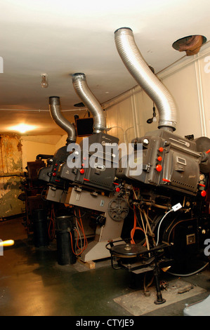 Projecteurs de film dans la cabine de projection du cinéma Loews restauré à Journal Square à Jersey City, NJ Banque D'Images