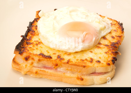 Classic French sandwich grillé ou Croque Madame avec un œuf frit sur le dessus du fromage grillé - studio shot Banque D'Images