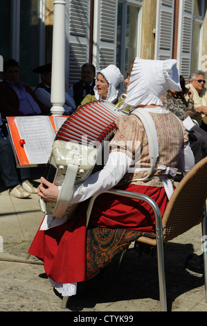 La danse folklorique en face de la musée du vin à Ehnen, Luxembourg Banque D'Images