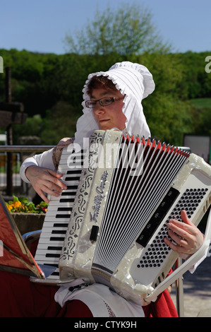 La danse folklorique en face de la musée du vin à Ehnen, Luxembourg Banque D'Images