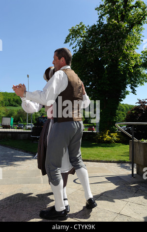 La danse folklorique en face de la musée du vin à Ehnen, Luxembourg Banque D'Images