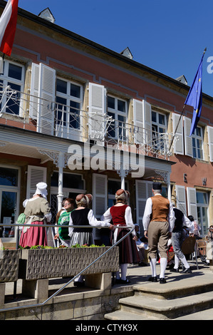 La danse folklorique en face de la musée du vin à Ehnen, Luxembourg Banque D'Images