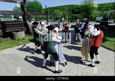 La danse folklorique en face de la musée du vin à Ehnen, Luxembourg Banque D'Images