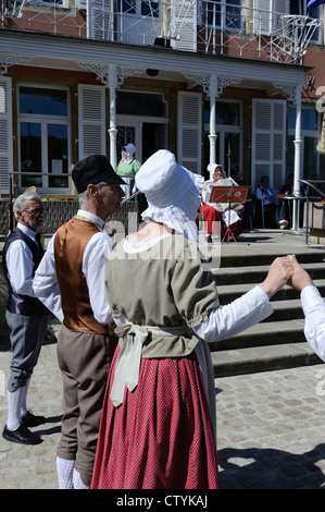 La danse folklorique en face de la musée du vin à Ehnen, Luxembourg Banque D'Images