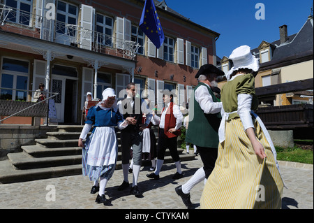 La danse folklorique en face de la musée du vin à Ehnen, Luxembourg Banque D'Images