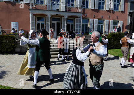 La danse folklorique en face de la musée du vin à Ehnen, Luxembourg Banque D'Images