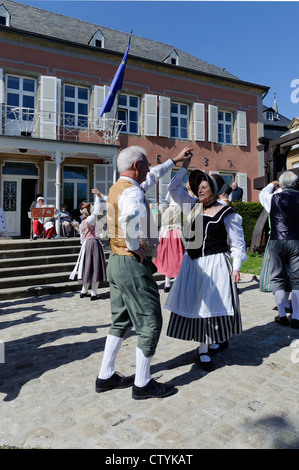 La danse folklorique en face de la musée du vin à Ehnen, Luxembourg Banque D'Images