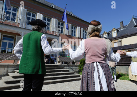 La danse folklorique en face de la musée du vin à Ehnen, Luxembourg Banque D'Images