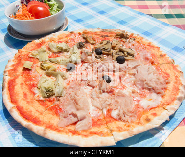 Un classique quattro stagioni pizza servi dehors dans une pizzeria restaurant en Italie Banque D'Images